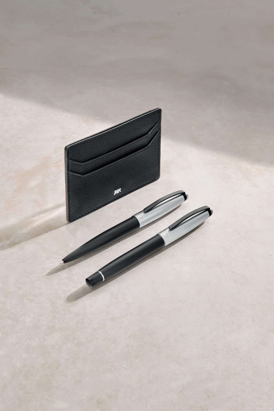 Black leather card holder with two writing instruments — Cerruti 1881