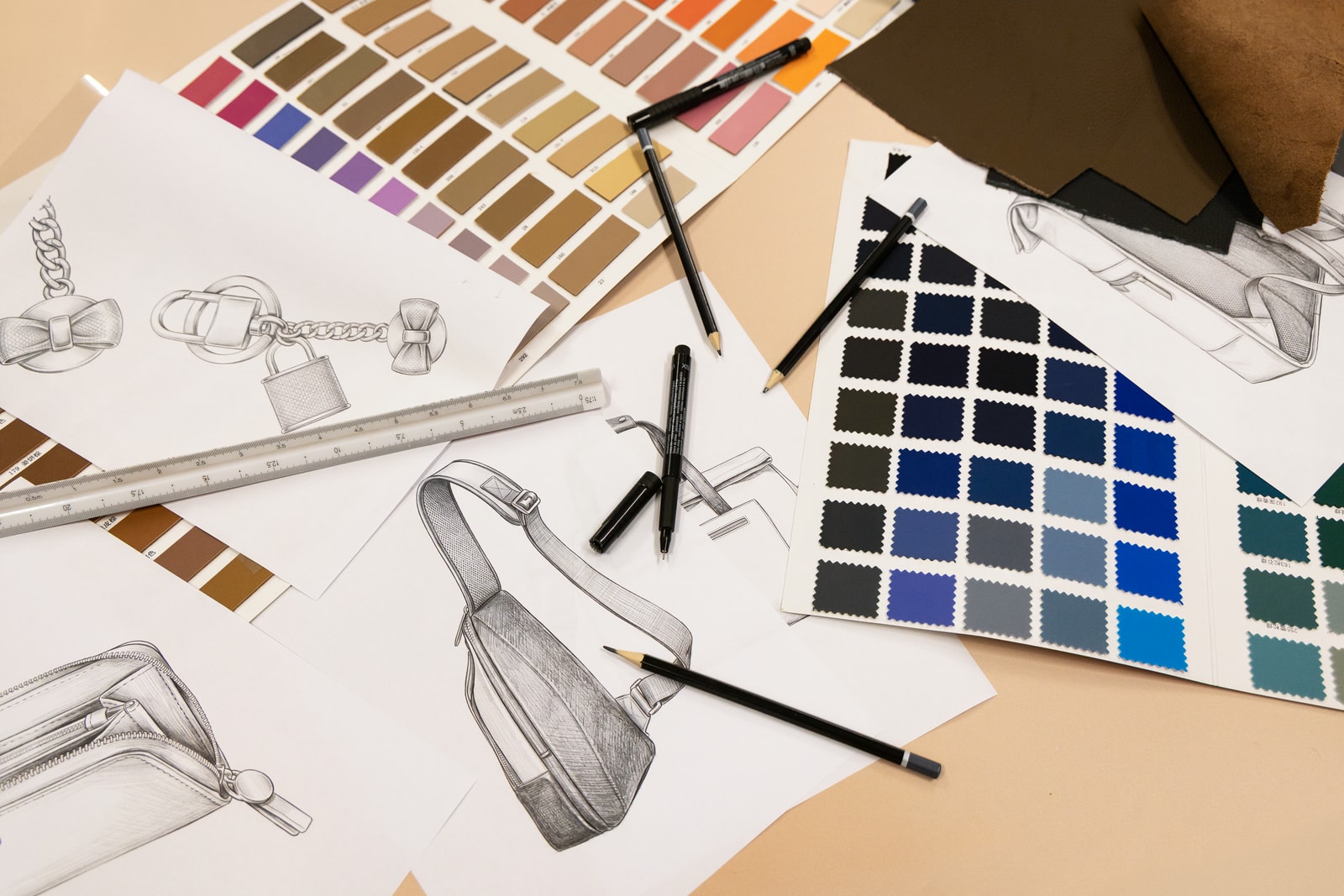 In unserem Studio — Skizzen, Farbstudien und Materialmuster